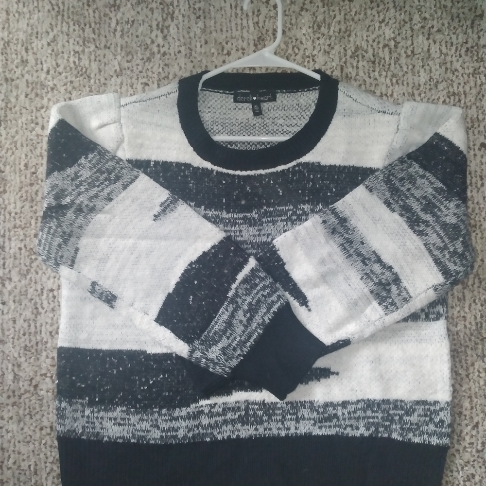 Black grey and white sweater, Size XL